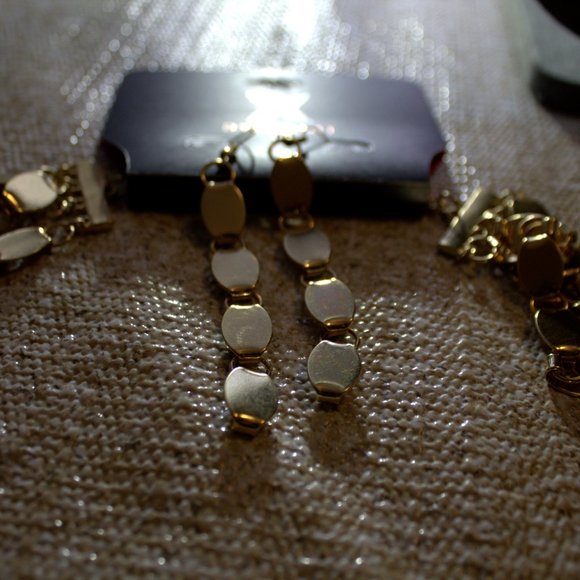 Gold Flat Linked Necklace with Matching Earrings - Picture 3 of 4